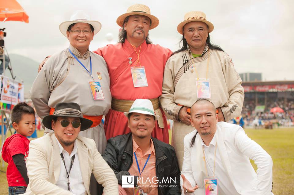 Урлагт, наадамд гар бие оролцсон аав, хүү нар